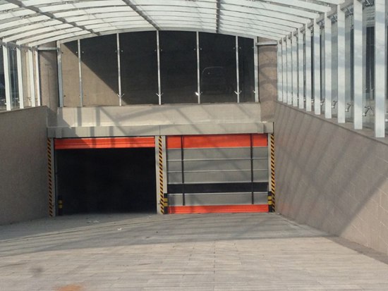 地下車庫堆積門