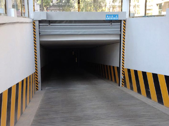 地下車庫堆積門